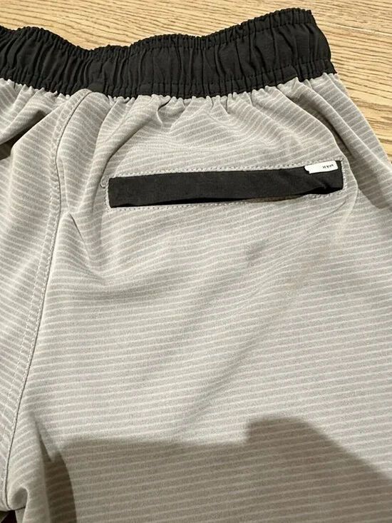 Men's Vuori Banks Short's Gray Black 4 Way Stretch Gym Performance Kore Small - Picture 3 of 4